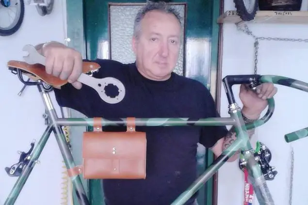 Luigi Criscuolo, 60 anni, conosciuto a Pavia come &quot;Gigi Bici&quot; (Ansa via Facebook)