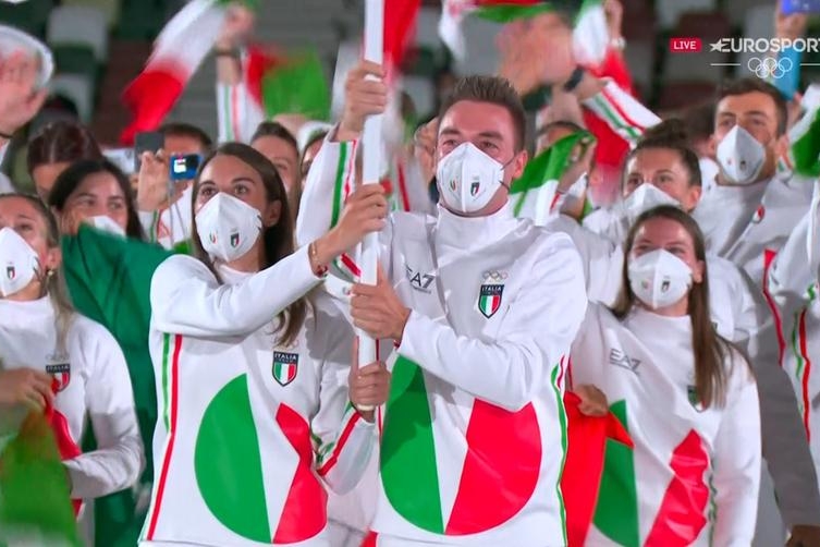 Il team italiano con Jessica Rossi ed Elia Viviani portabandiera