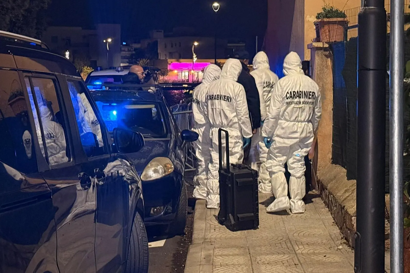 Il sopralluogo dei Ris (foto Busia)