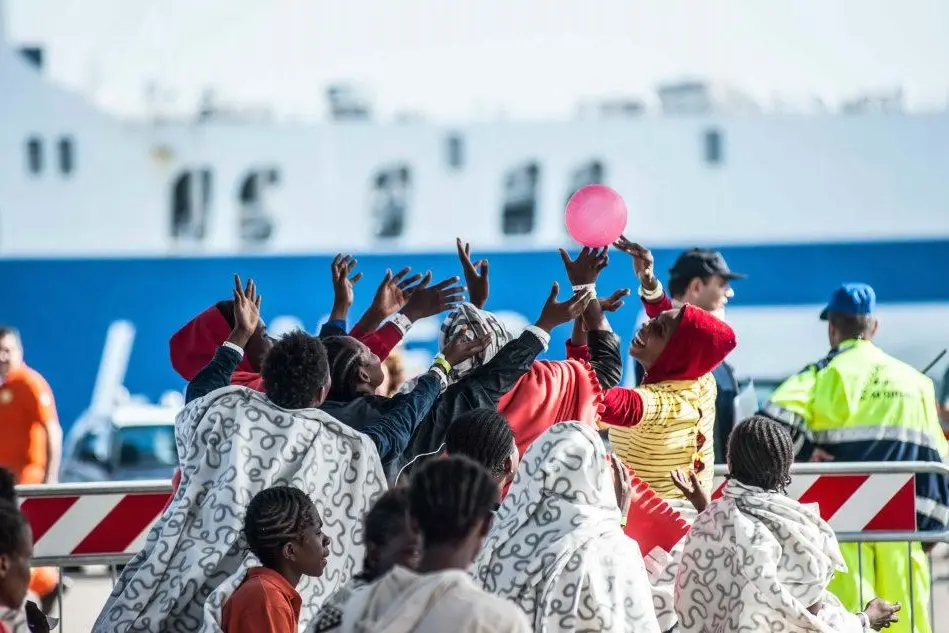 Migranti della nave norvegese Siem Pilot al molo Rinascita del porto di Cagliari