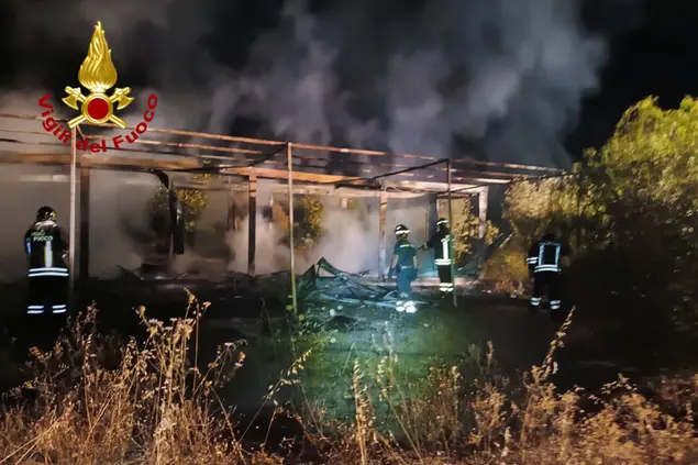 L'incendio a Bari Sardo (foto vigili del fuoco)
