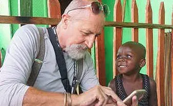 Un volontario con un bimbo (foto &quot;Solidali per il Malawi&quot;)