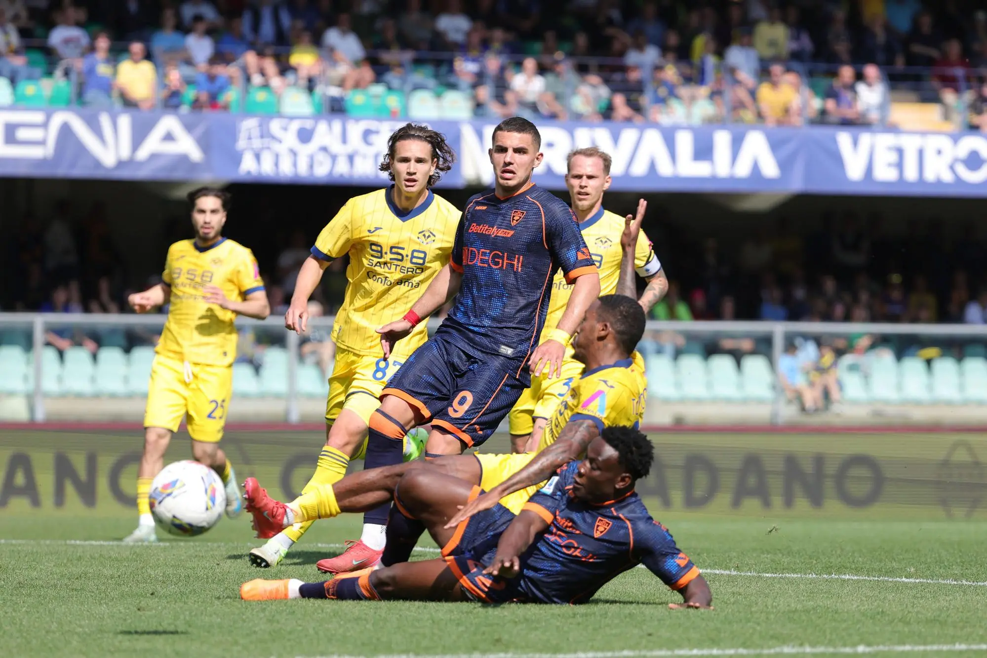 Lecce’s Lameck Banda scoring chance during the Italian Serie A soccer match Hellas Verona FC vs US Lecce at Marcantonio Bentegodi Stadium in Verona, Italy, 11 May 2025. ANSA/EMANUELE PENNACCHIO