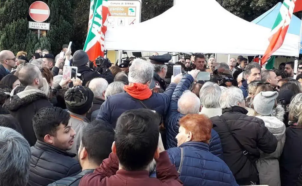 Sostenitori di Berlusconi a Sinnai (foto Andrea Serreli)