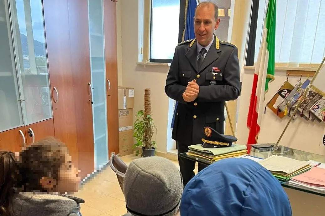 Il comandante Mannoni con i bambini della scuola dell’infanzia &quot;Albero Azzurro&quot; (foto concessa)