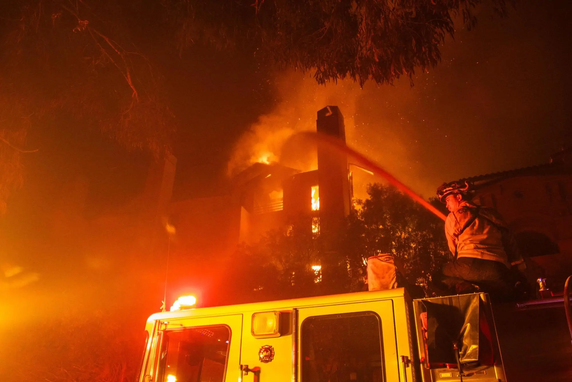 Vigili del fuoco impegnati in uno dei numerosi incendi nella zona di Los Angeles (foto Afp/Ansa)