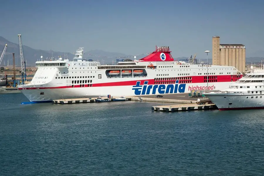 Una nave Tirrenia (archivio L'Unione Sarda - foto Messina)
