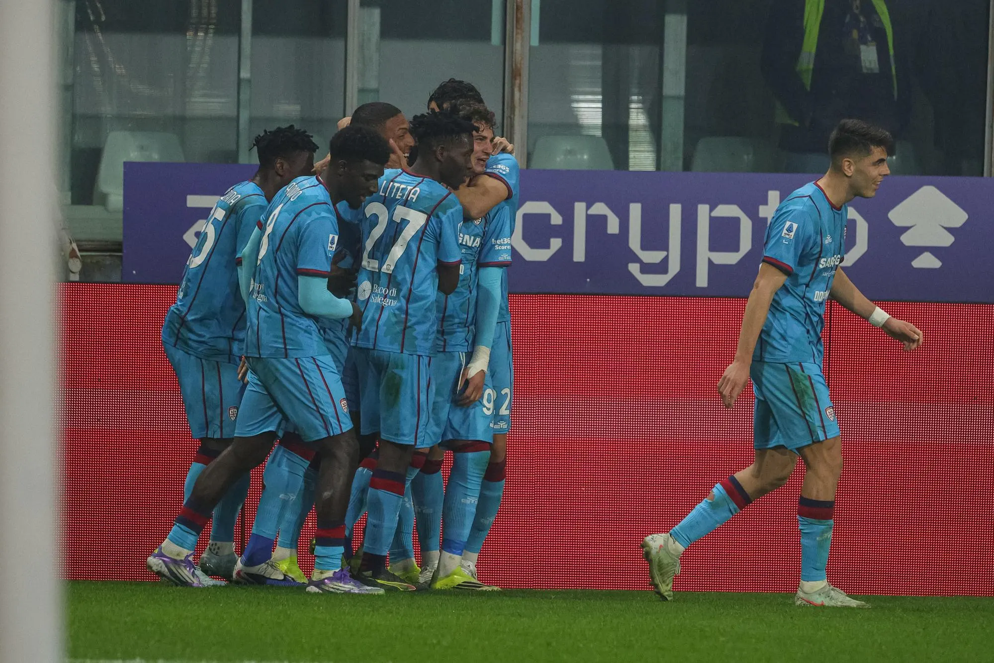 Il Cagliari esulta per il gol del momentaneo 0-1 di Michael Folorunsho contro il Parma (foto Ansa)