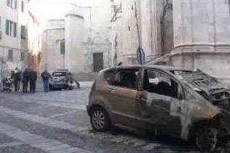 Sassari, raid nel centro storico: a fuoco 4 auto in piazza Duomo