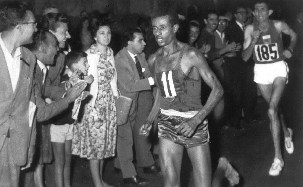 Abebe Bikila e la sua leggendaria maratona corsa a piedi scalzi