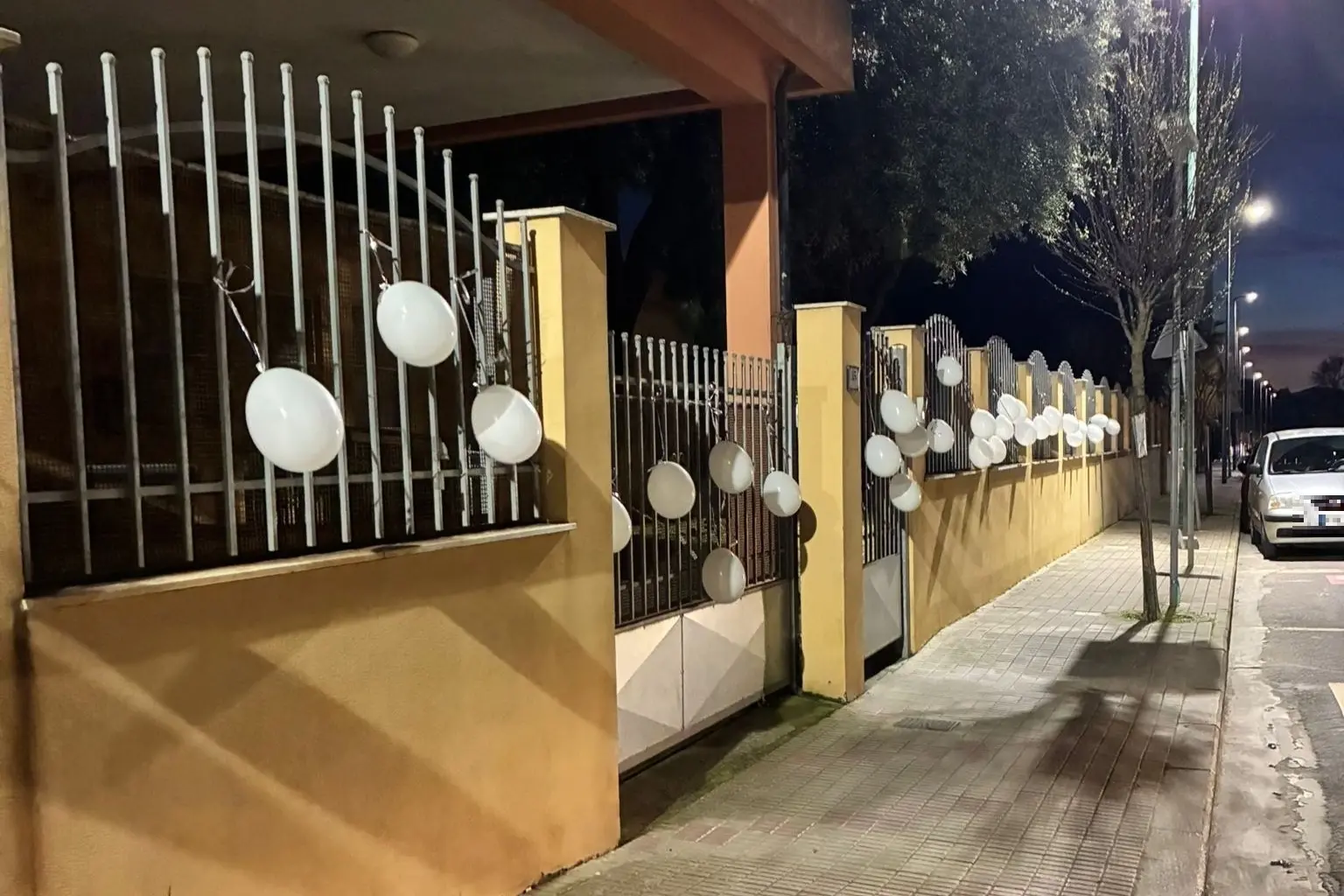 Palloncini bianchi davanti alla scuola "Collodi" (L'Unione Sarda)
