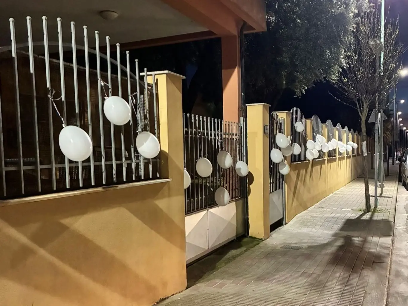 Palloncini bianchi davanti alla scuola "Collodi" (L'Unione Sarda)
