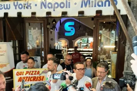 Bagno di folla anti-Briatore davanti alla storica pizzeria Sorbillo a Napoli (Ansa)