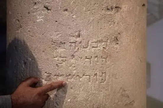 La pietra con l'incisione &quot;Gerusalemme&quot;. (Ansa)