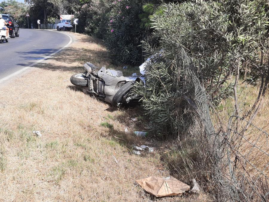 cagliari sbanda con lo scooter incidente mortale al poetto l unione sarda it