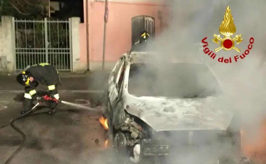 La macchina in fiamme