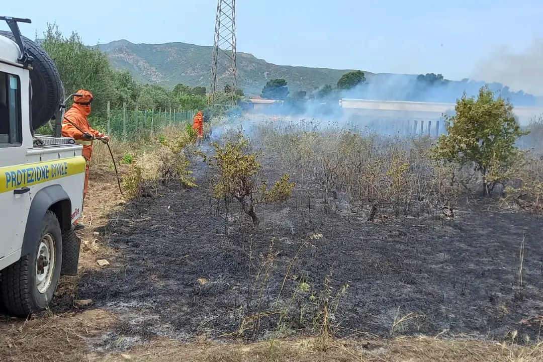 L'incendio a Capoterra (foto Protezione civile Santa Barbara)
