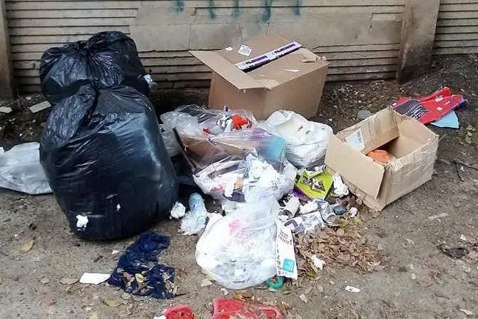 Cumuli di spazzatura in via Monferrato a Cagliari