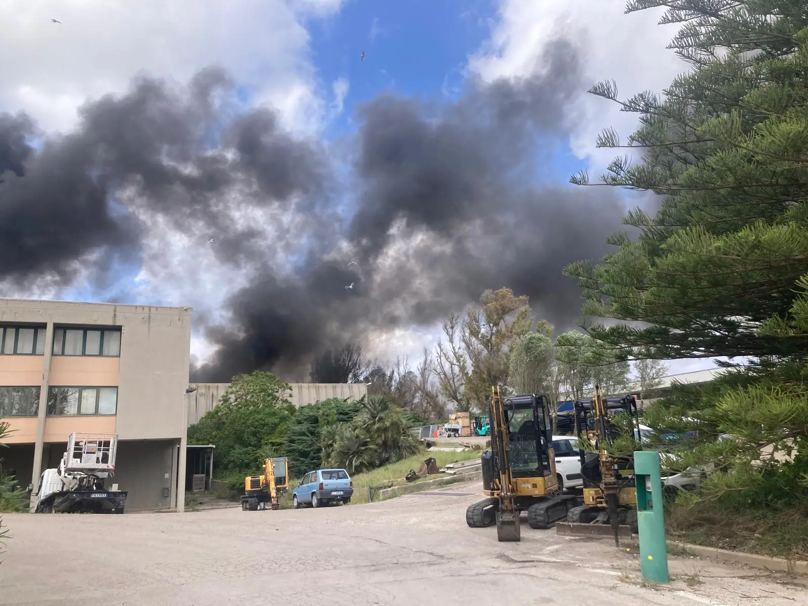 L'incendio nella zona industriale di Porto Torres (foto Pala)