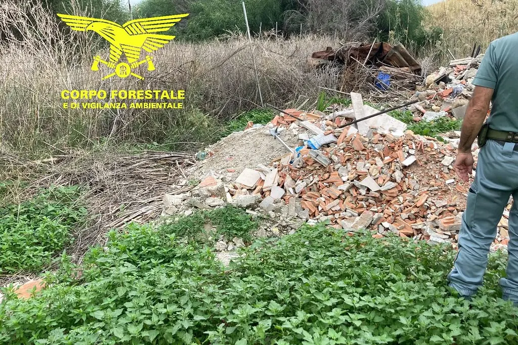 La discarica abusiva (foto Corpo forestale)