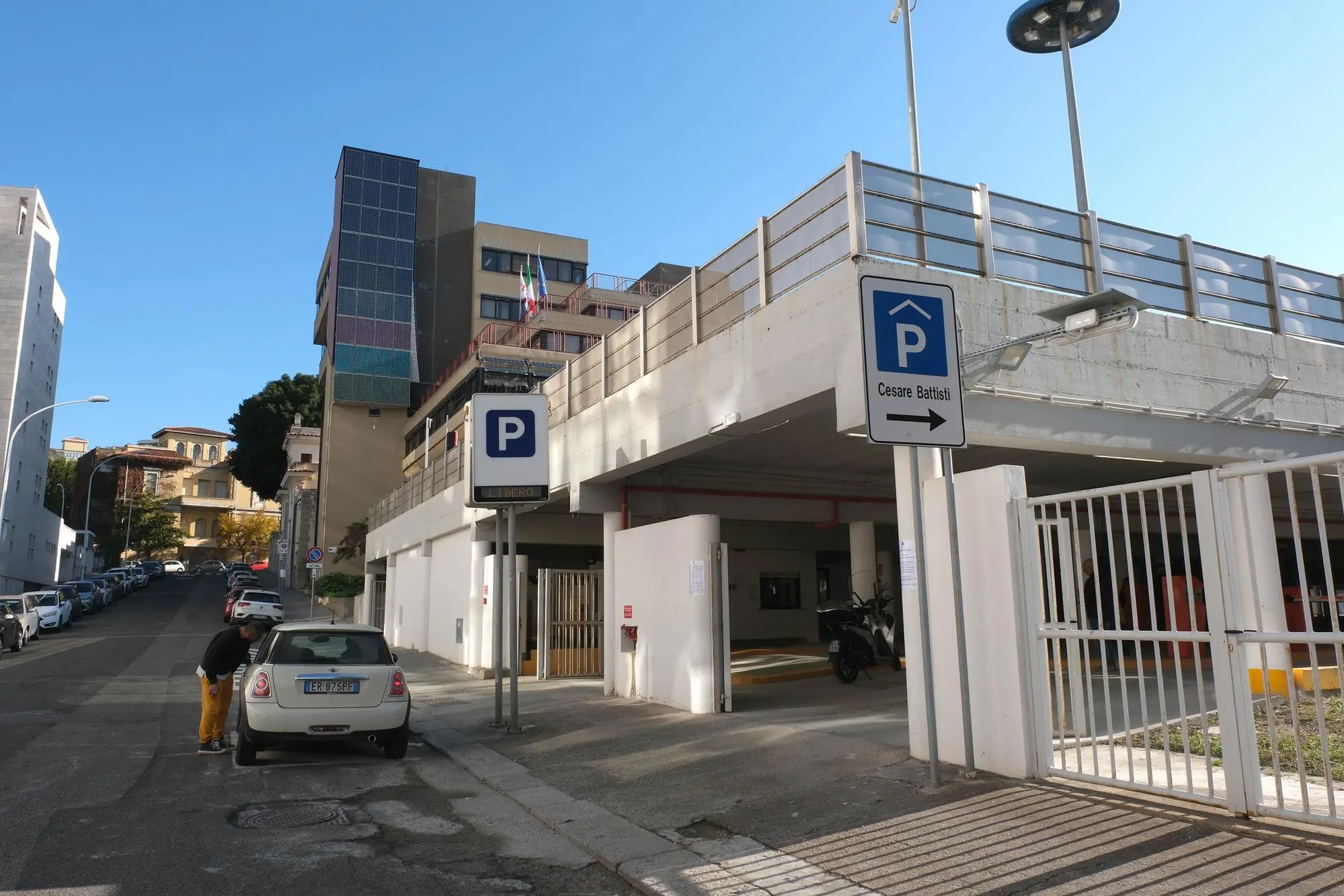 Cagliari parcheggio via Cesare Battisti