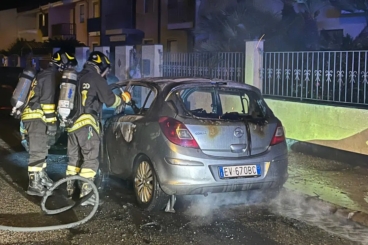 L'auot distrutta dalle fiamme a Cabras (foto Pinna)