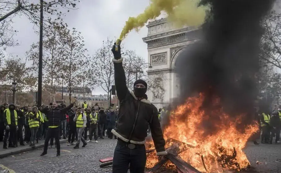 Guerriglia sugli Champs Elysées (Archivio L'Unione Sarda)