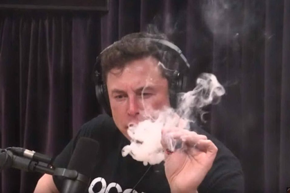 Il fondatore di Tesla mentre fuma marijuana