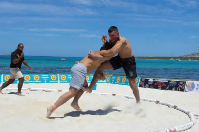 Un momento del beach wrestling a Stintino