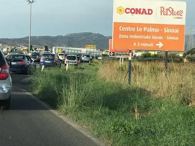 La coda di auto provocata da un incidente prima di una rotatoria lungo la Provinciale 15