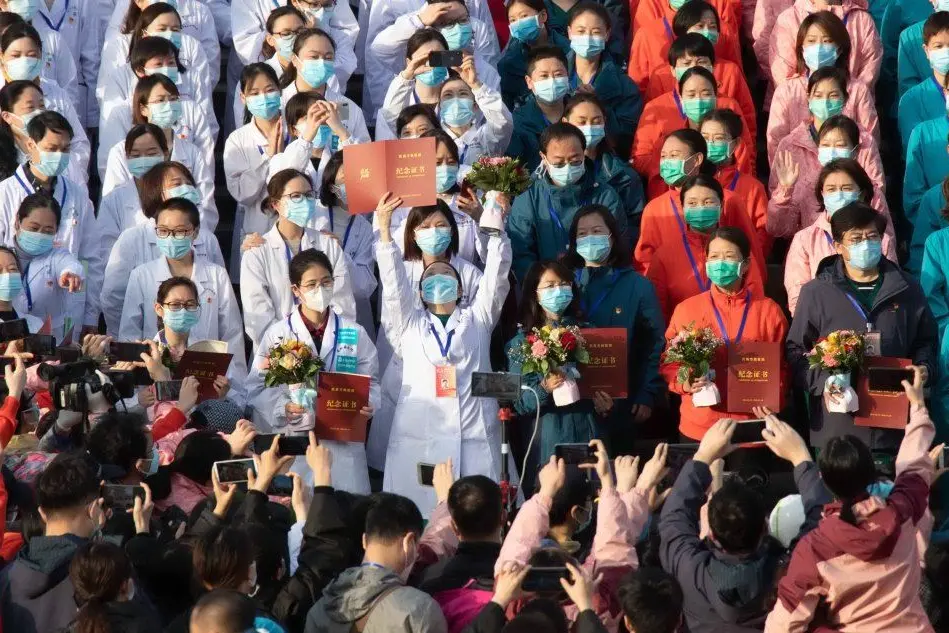 I festeggiamenti dopo le dimissioni degli ultimi pazienti affetti da Covid al Wuchang Fangcang Hospital
