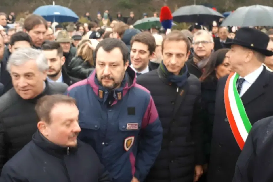 Antonio Tajani (a sinistra) con Matteo Salvini e altre autorità a Basovizza (Ansa)