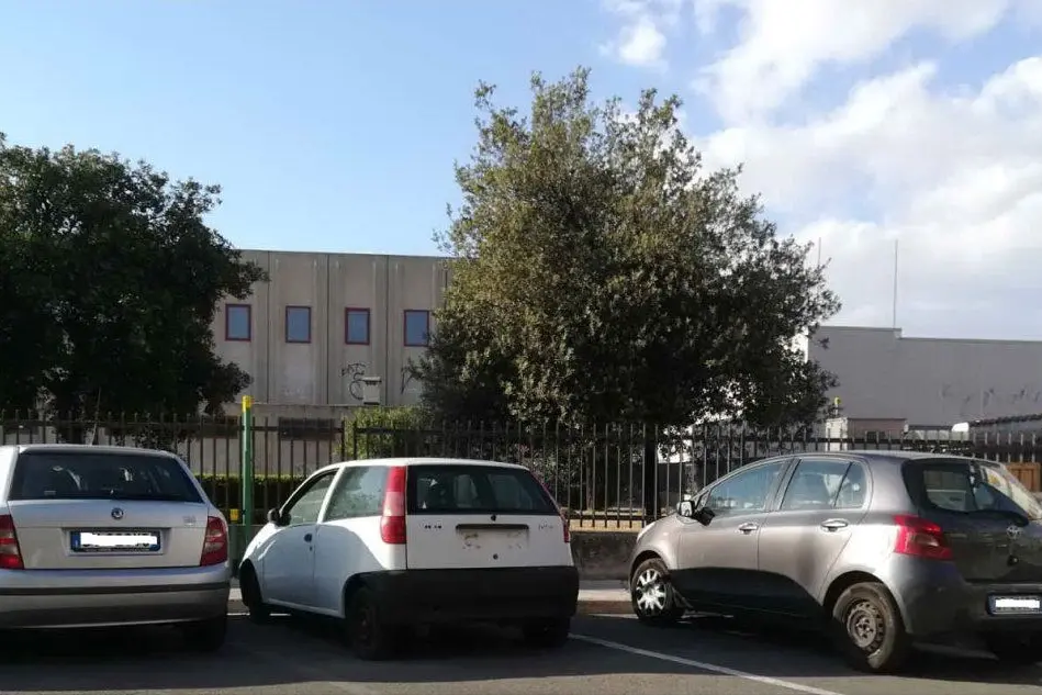 Al centro, la Punto abbandonata da tempo