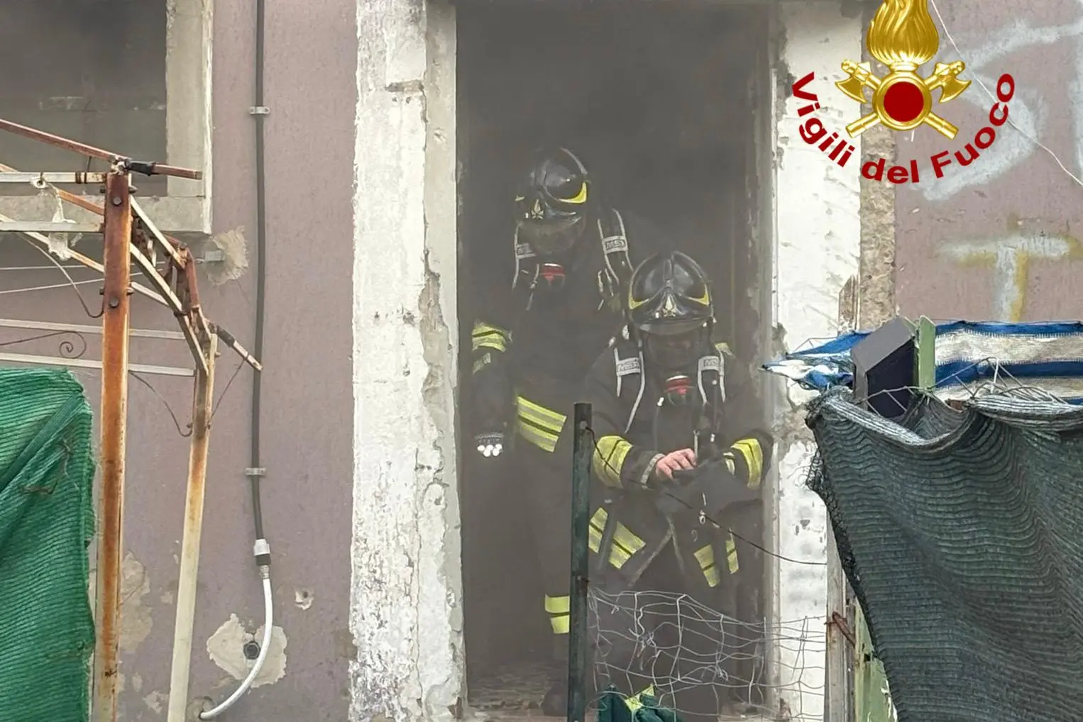 Vigili del fuoco in azione in via Umberto Nobile (foto concessa)
