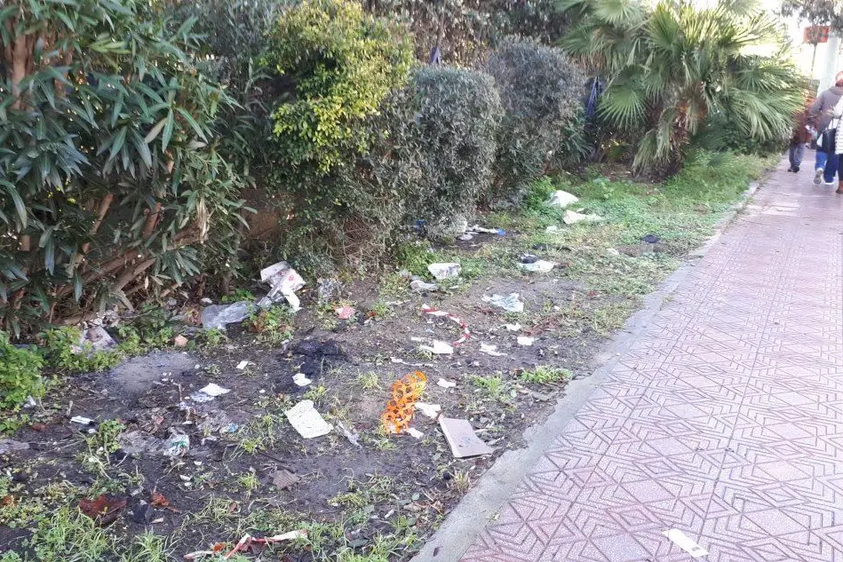 La spazzatura in viale Marconi (foto Giorgia Daga)