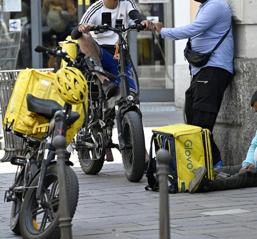«Rider sfruttati»: controllo giudiziario per Foodinho-Glovo