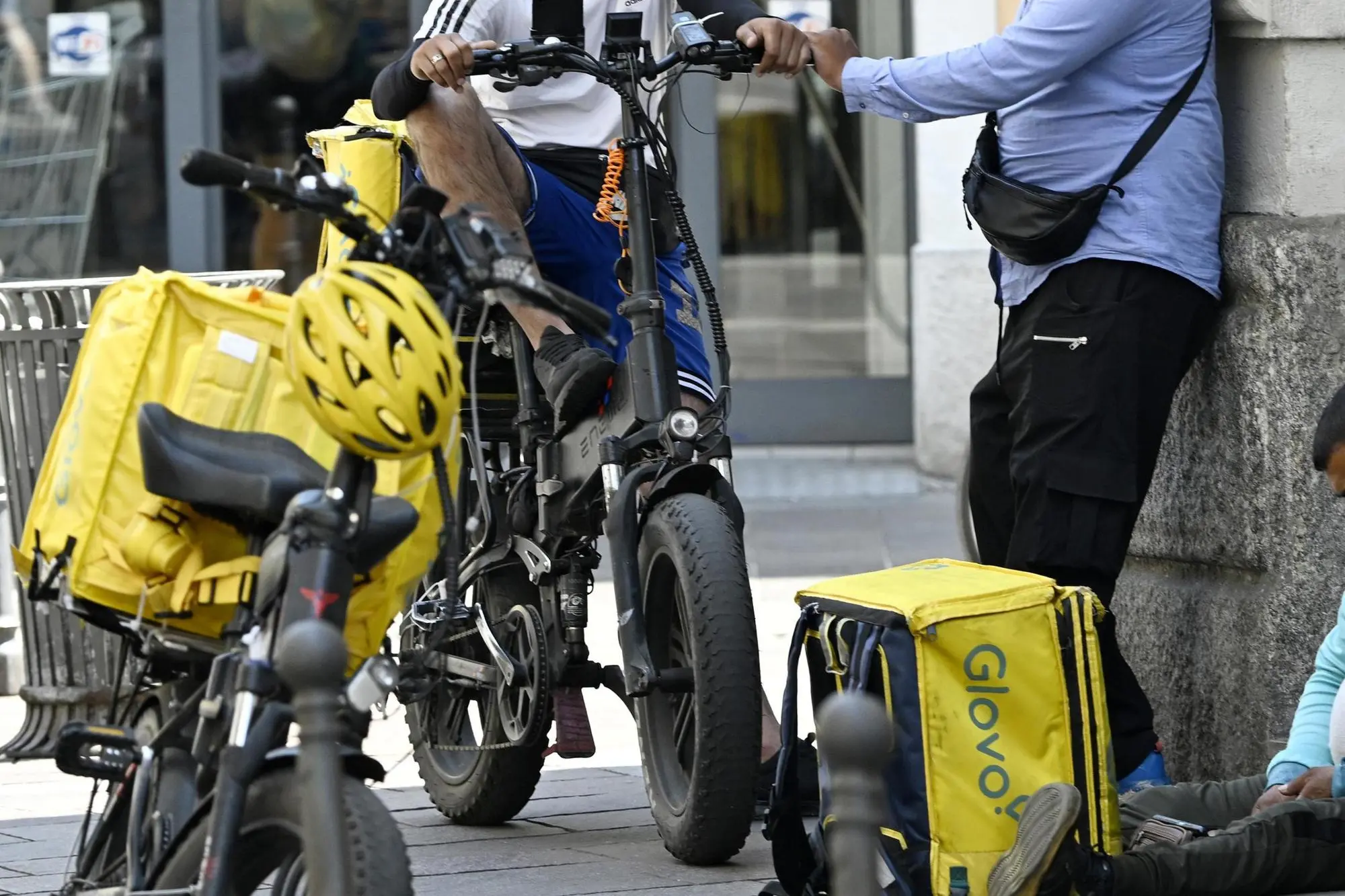 Rider durante una afosa giornata estiva a Milano (ANSA/DANIEL DAL ZENNARO)