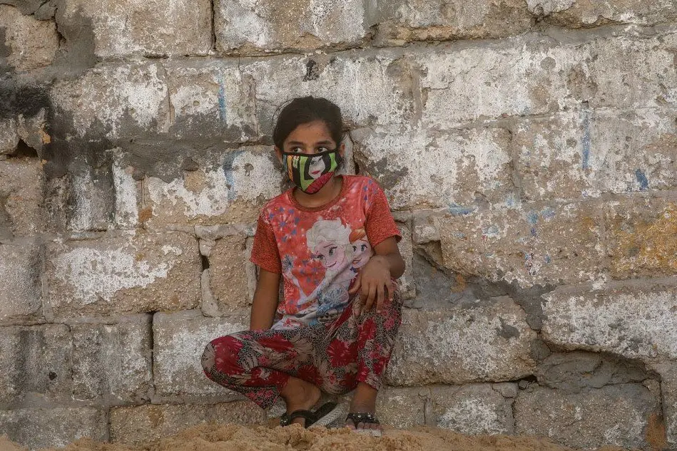 Una bimba sulla striscia di Gaza (Ansa)