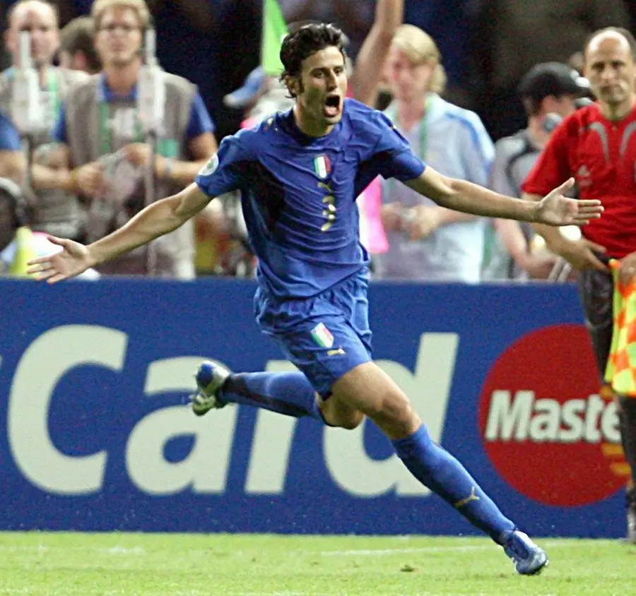 Fabio Grosso esulta dopo aver segnato il rigore decisivo contro la Francia ai Mondiali del 2006 (Ansa/Archivio US)