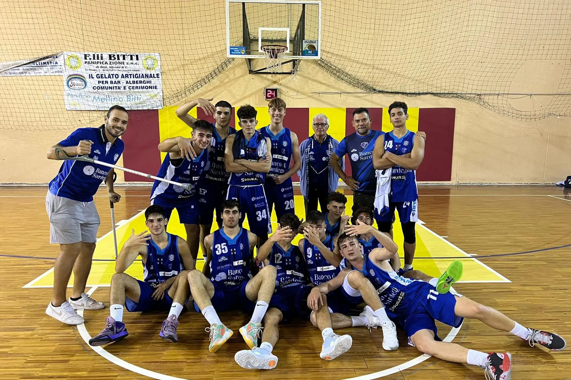 I festeggiamenti della Dinamo Academy Basket al termine della vittoriosa partita contro la Coral (Foto concessa dalla Dinamo Academy Basket)