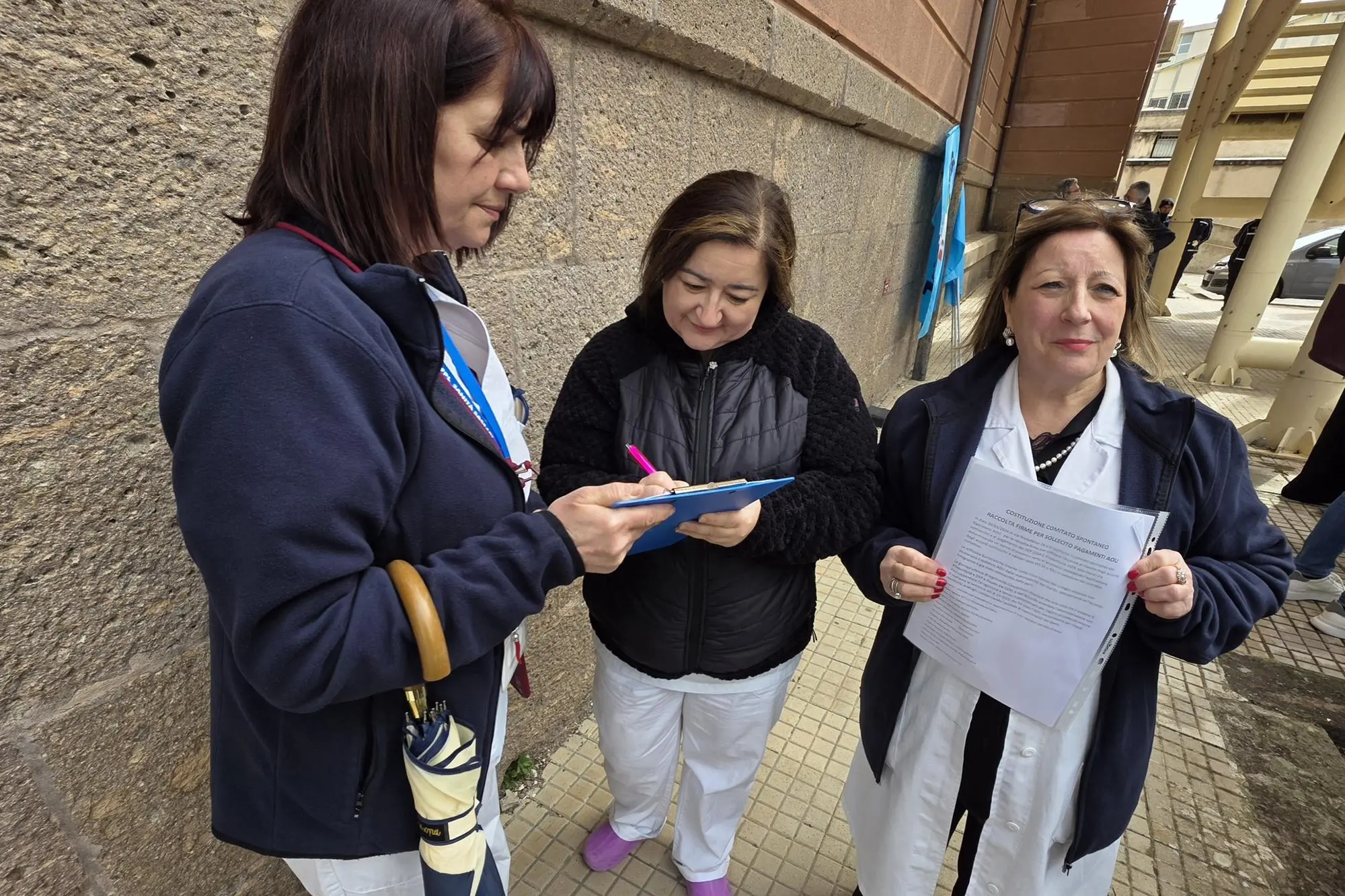 Un momento della raccolta firme dei dipendenti Aou