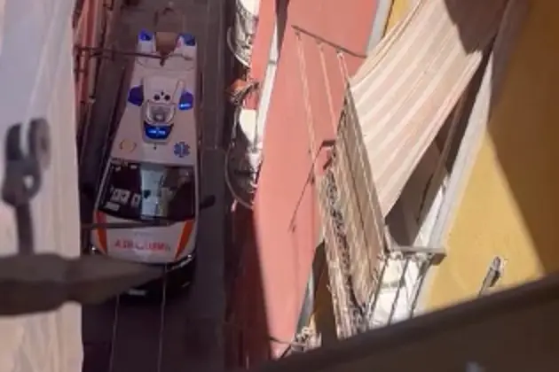 L'ambulanza in manovra in via Cavour (Frame da video)