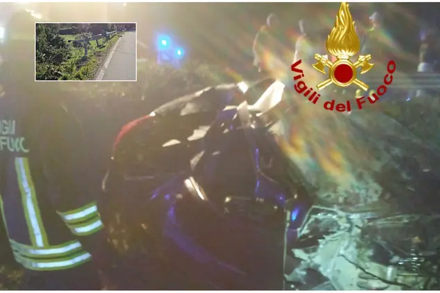 Il luogo dell'incidente, nel riquadro il guardrail divelto (Vvf-Secci)