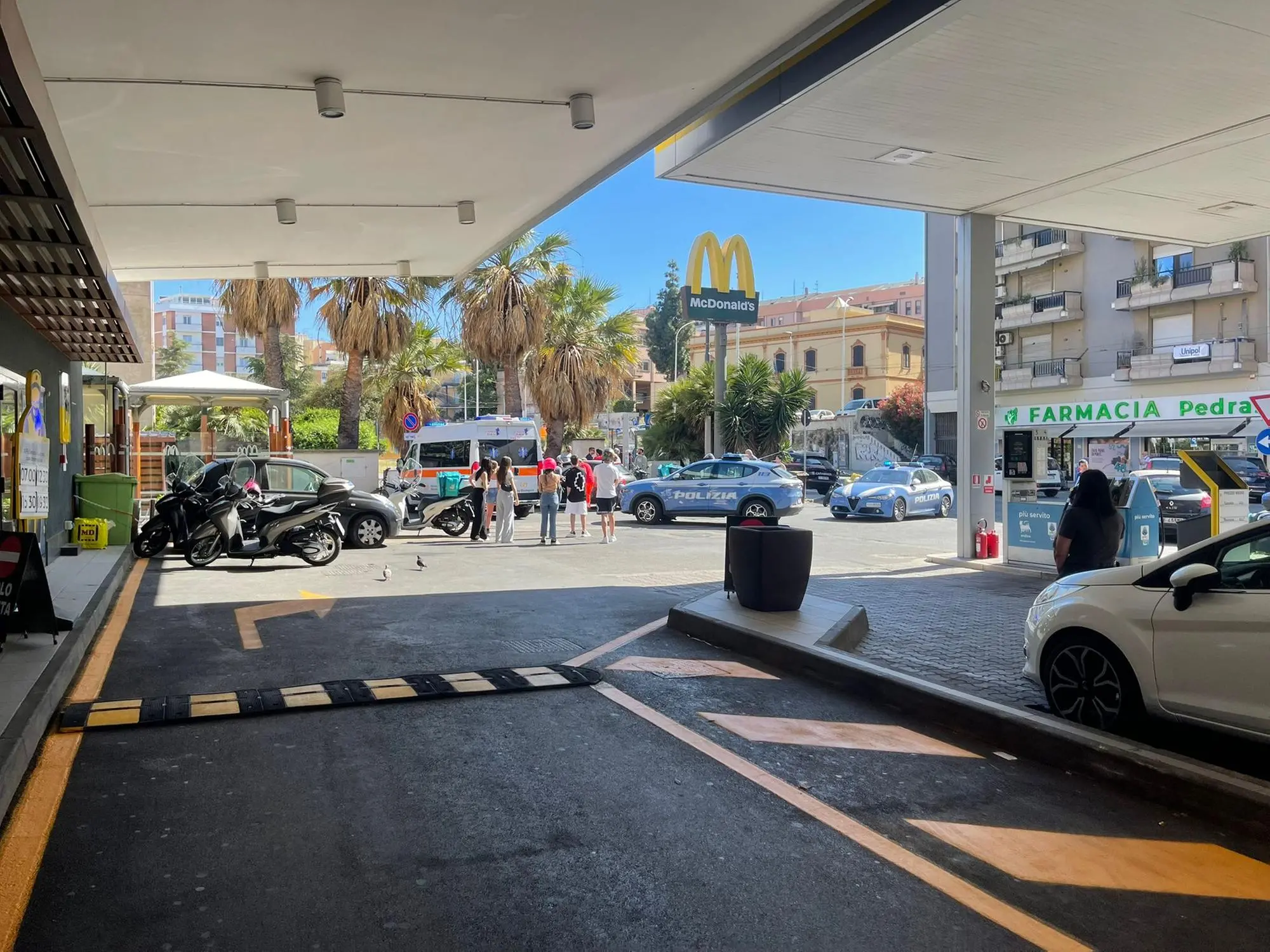 L'intervento di ambulanze e polizia in via Bacaredda