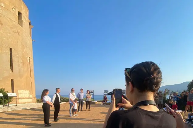 I ragazzi di Tertenia turismo nel giorno dell'inaugurazione della torre restaurata (foto concessa)