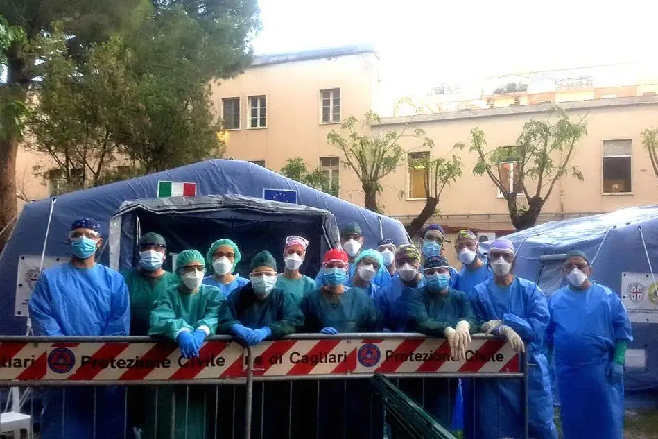 Sanitari all'ospedale Santissima Trinità (L'Unione Sarda)