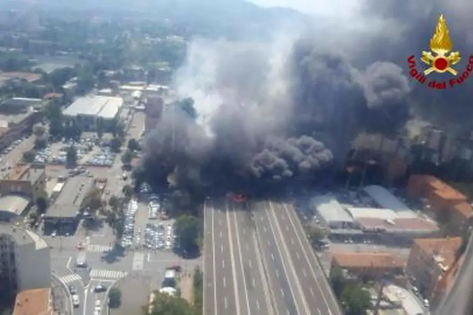 Esplosione in tangenziale a Bologna: le immagini