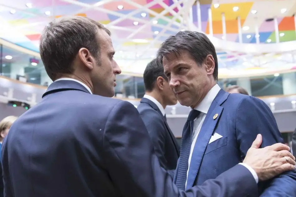 Emmanuel Macron con il premier Giuseppe Conte (Ansa)