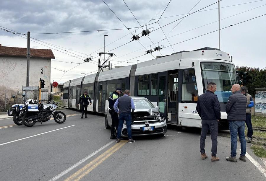 Auto contro metro, traffico in tilt