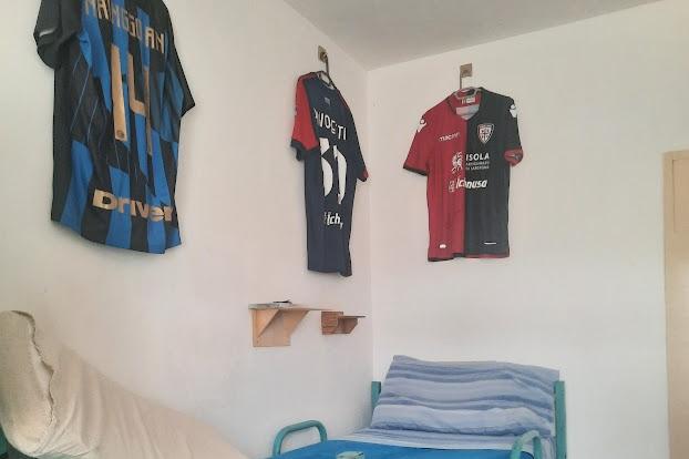 Maglie di squadre di calcio in una cella nel carcere di Uta  (tutte le foto del servizio sono di Vercelli)